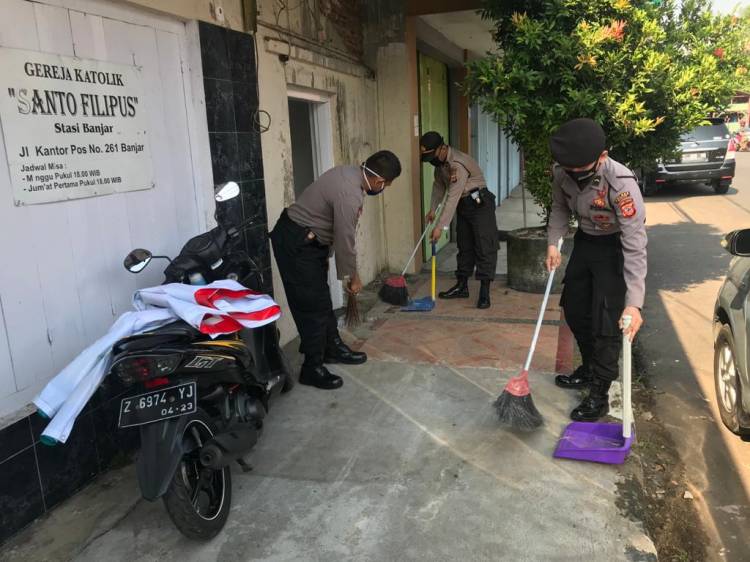 Dalam Rangka Hari Bhayangkara Ke 74, Polres Banjar Bakti Sosial Bersih-Bersih Tempat Ibadah
