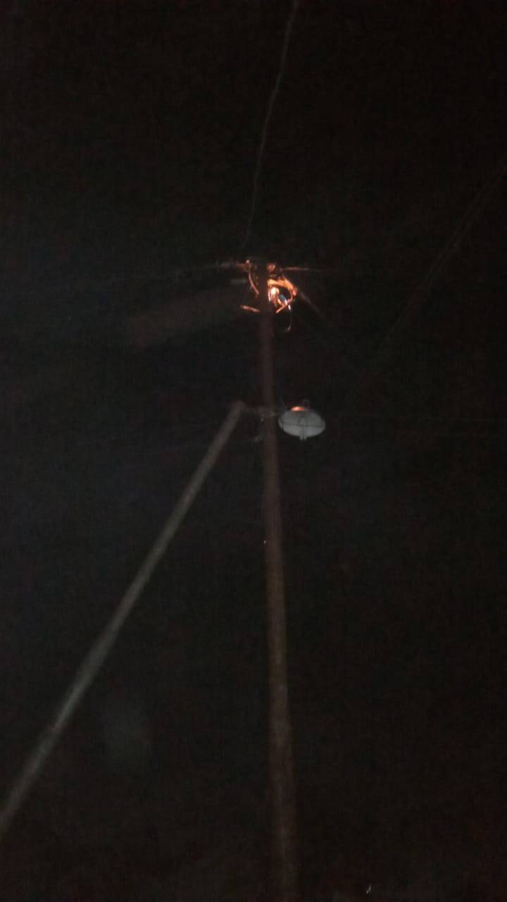 Keluarkan percikan Api jaringan listrik jalan Pekan Arba  karena korsleting listrik.