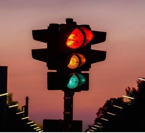 Akibat Terobos Lampu Merah,Pengendara Ini Tabrak Pengendara Lain