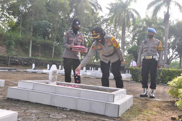 Polres Banjar Laksanakan Upacara Ziarah Makam di  TMP Kusuma Bangsa