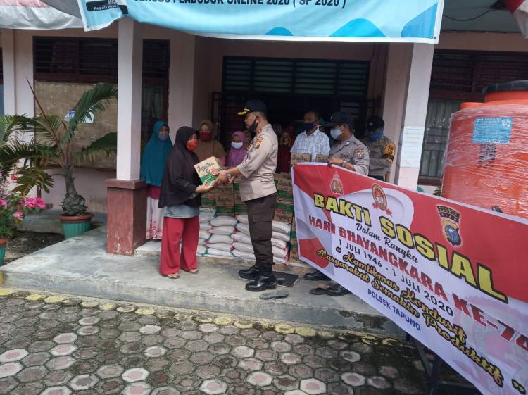 Polsek Tapung Gelar Bakti Sosial Hari Bhayangkara ke-74, Bagikan 20 Paket Sembako di Desa Indra Sakti