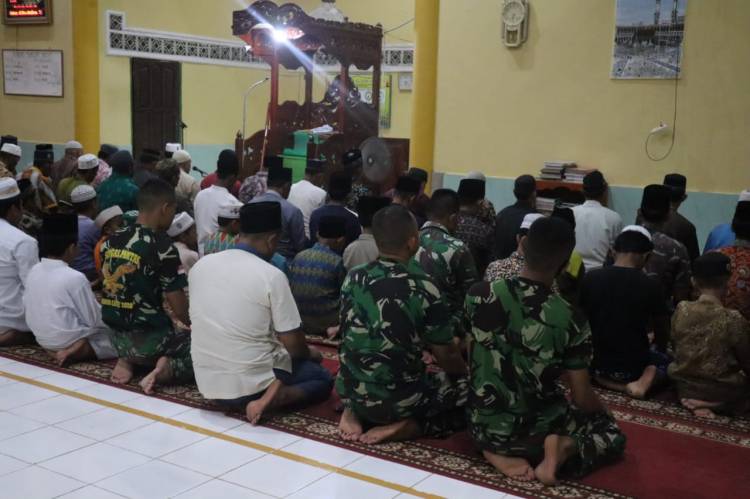 Satgas TMMD Kodim 0314/Inhil Laksanakan Salat Magrib Bejamaah  dan Yasinan 