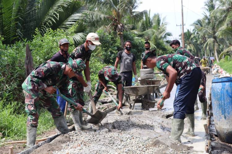  Satgas TMMD Ke 111 Kodim 0314/Inhil Dan Warga Gotong Royong .Melanjutkan Pembangunan Jalan Yakub 2