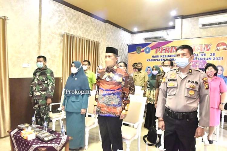 Wabup Inhil Bersama Ketua TP PKK Inhil Ikuti Puncak Peringatan Harganas XXVIII secara Virtual
