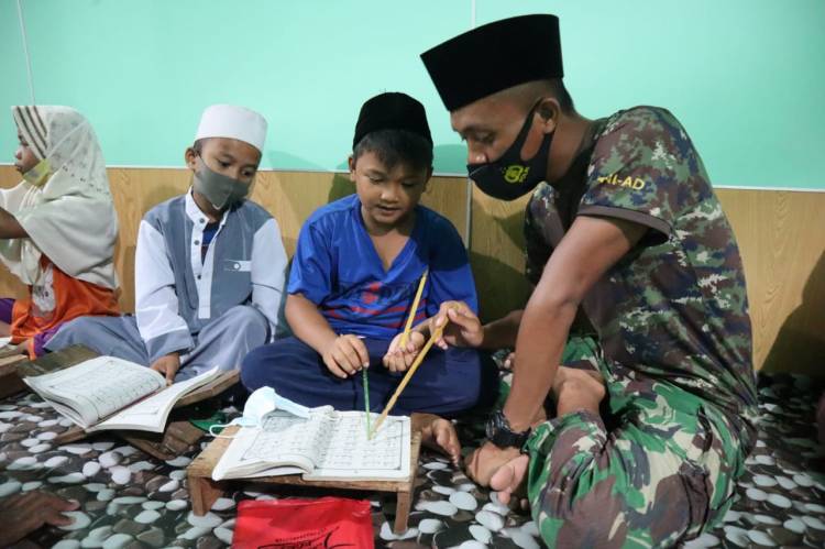 Satgas TMMD Ke 111 Kodim 0314/Inhil Ajarkan Anak Anak Baca  Alqur'an 