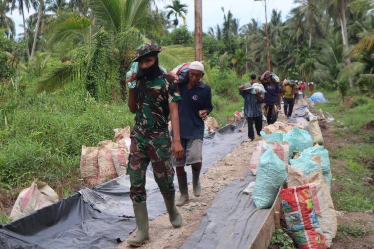 Sulitnya Untuk Menempuh Titik Lokasi Fisik TMMD Ke 111 Kodim 0314/Inhil Pasukan Baju Loreng Gunakan Karung Untuk Angkut Material