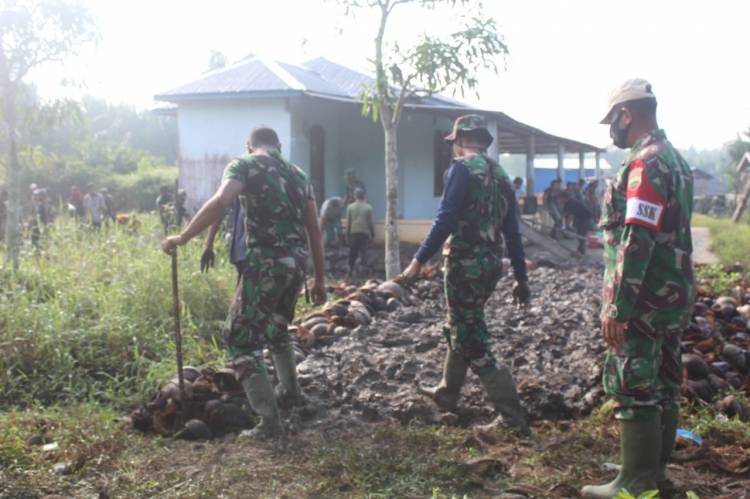 Satgas TMMD ke 111 Kodim 0314/Inhil  Gotong Royong Sama Masyarakat Membuat Jalan dan Pelataran Surau Nurul Iman 