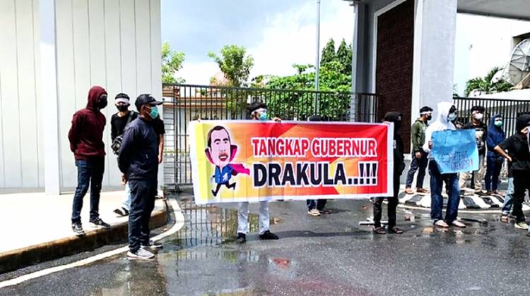 Gubernur Riau Adukan Pendemo ke Polda Riau Gara-gara Foto Diri Diedit Jadi Drakula