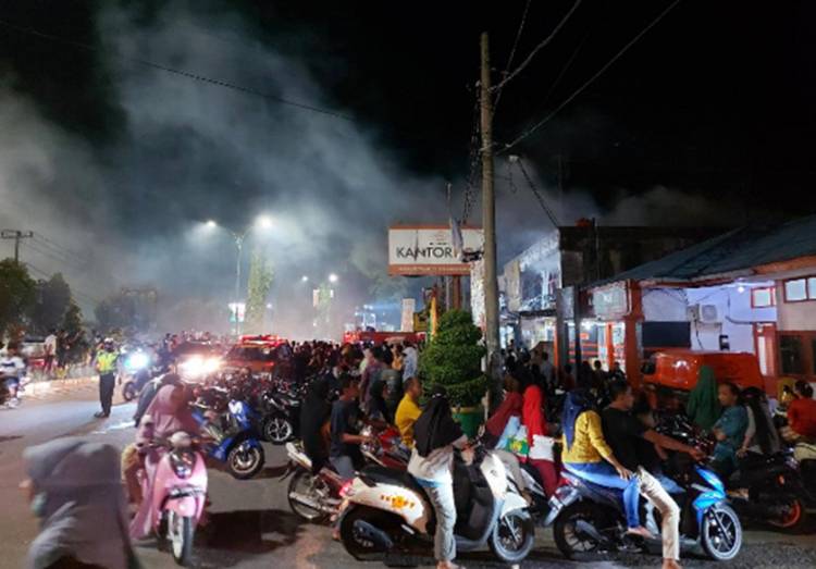 Apotik Hikmah di Kota Bangkinang Alami Kebakaran, Diduga Disebabkan Hubungan Pendek Arus Listrik