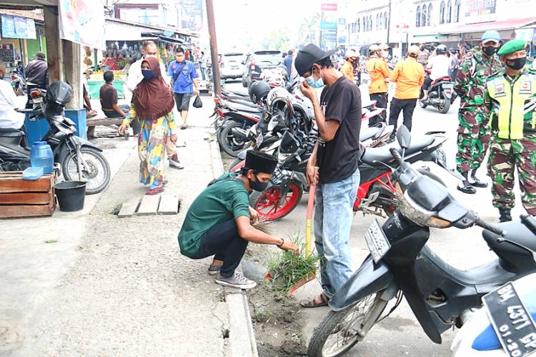 Kembali Hukuman Sosial Diterapkan kepada Warga Tembilahan yang Tak Patuh Prokes