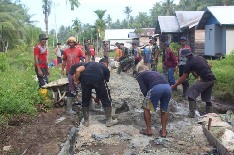 Satgas TMMD Ke 111 Kodim 0314/Inhil  Lanjutkan Semenisasi Sasaran Fisik Jalan Penghubung Dua Desa