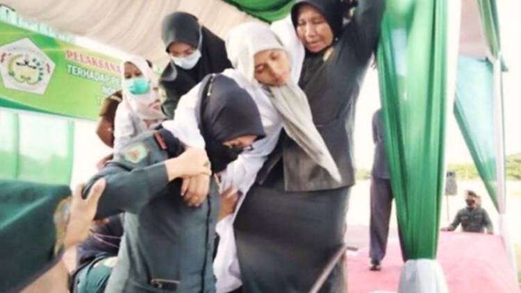 Wanita Terpidana Kasus Perzinaan Tumbang Usai Jalani Hukuman Cambuk 100 Kali