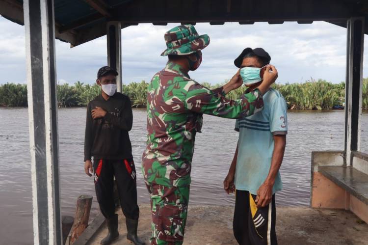 Peduli Kesehatan Satgas TMMD Kodim 0314/Inhil Bagikan Masker Untuk Mencegah Penyebaran Covid 19