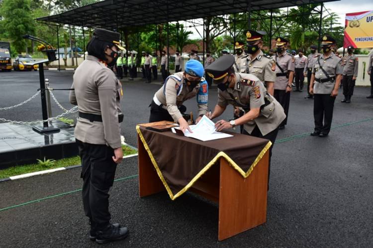 Guyuran Hujan Tak Menghalangi Upacara Sertijab dan Pengukuhan Pejabat Utama Polres Banjar