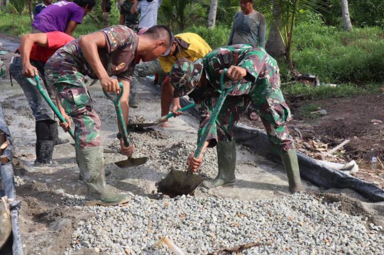 Satgas TMMD Ke 111 Kodim 0314/Inhi Dan Warga Bertungkus Lumus Gotong Royong Untuk Pekerjaan Jalan Penghubung Desa Dengan Kecamatan  