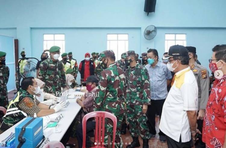 Pangdam I/BB Didampingi Bupati Inhil HM.Wardan Tinjau Vaksinasi Massal