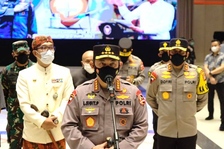 Tinjau Vaksinasi Massal di Bandung, Panglima TNI dan Kapolri Minta Warga Tetap Disiplin Prokes