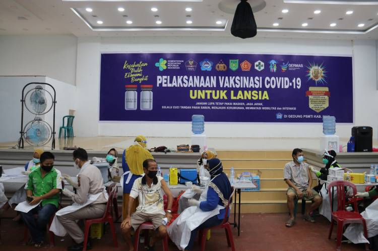 Tim Satgas Covid 19  Adakan Vaksin Tahap Ke II Lansia 433 Orang Di Gedung PSMTI Tembilahan