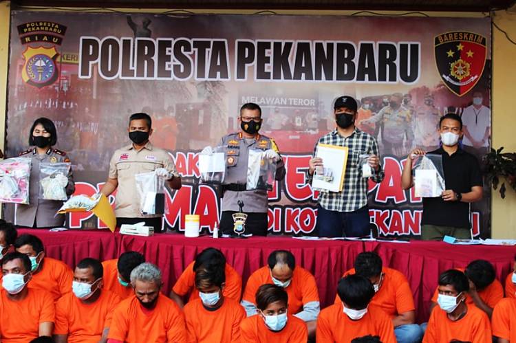 Polresta Pekanbaru dan Jajaran Sikat 79 Preman, Sajam dan Pistol Mainan Turut Diamankan