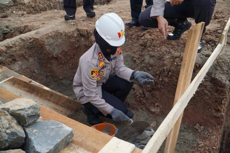 Memulai Pembanguan Barak Dalmas Polres Banjar, Kapolres Banjar Letakan Batu Pertama 