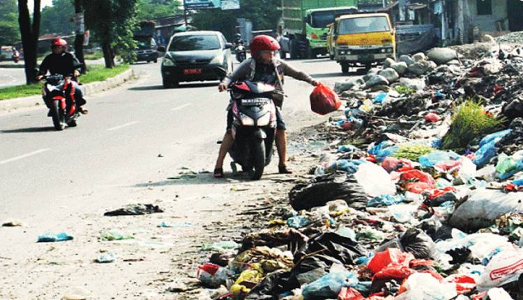 Kota Padang Beri Insentif Rp 100 Ribu Buat yang Videokan Pelaku Pembuang Sampah Sembarangan