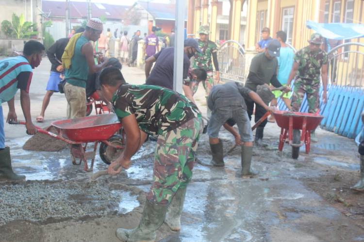 Satgas TMMD Ke 111 Kodim 0314/Inhil Gotong Royong Bersihkan Gedung Majelis Ta'lim Al Musthofal Amin 