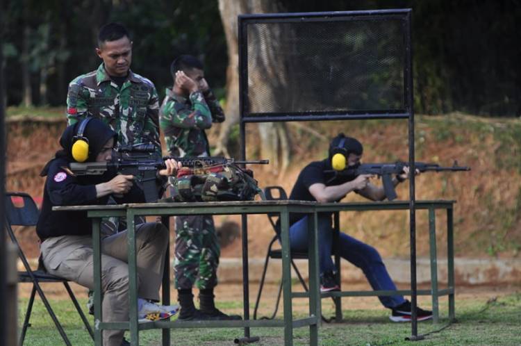 Menjaga Sinergitas TNI-Polri, Kapolres Banjar Latihan Menembak di Yonif Raider 323/BP 