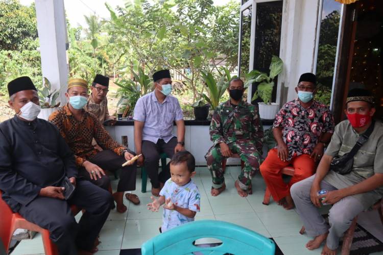 Lepas Istirahat Kerja Danki Satgas TMMD Ke 111 Kodim 0314/Inhil dan Kepala Desa Teluk Bunian Sempatkan Silahturahim Dengan Warga 