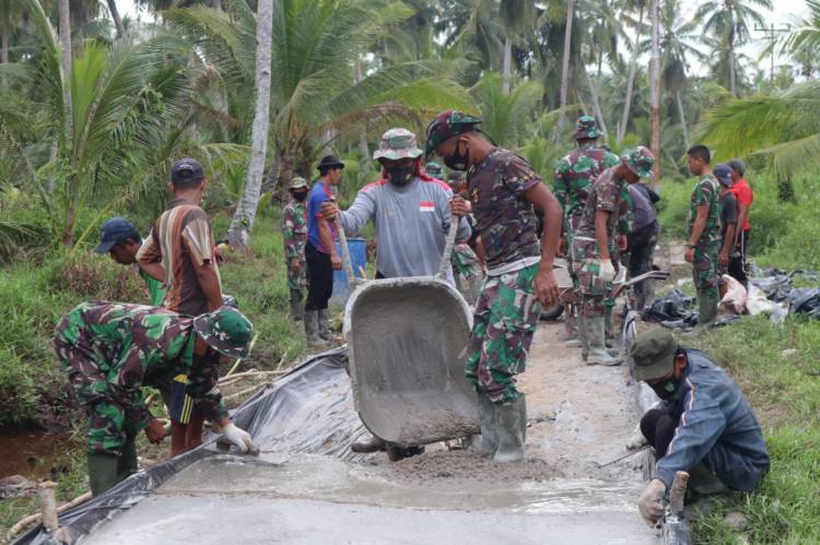 Pasukan Baju Loreng TMMD Ke 111 Kodim 0314/Inhil Terus Bekerja Keras Untuk Menyelesaikan Target Sasaran Fisik