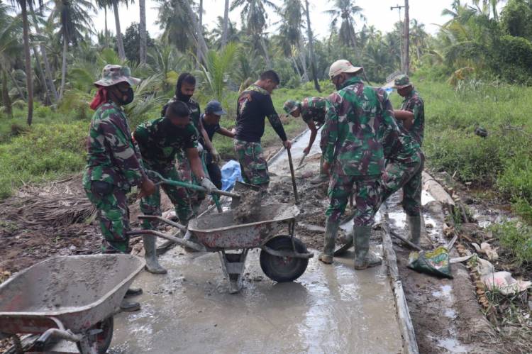 Satgas TMMD Ke 111 Kodim 0314/Inhil Dan Warga Tetap Semangat Melaksanakan Pekerjaan Sasaran Fisik