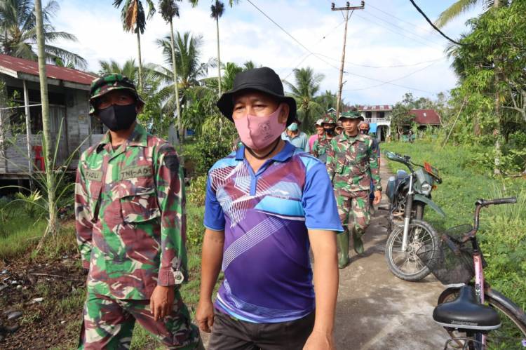 Dengan Penuh Semangat Satgas TMMD dan Masyarakar Berjalan Kaki Menuju  Sasaran