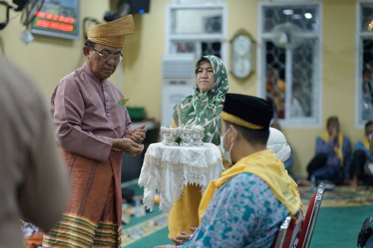 Dihiasi Prosesi Tepuk Tepung Tawar, Bupati HM. Wardan Lepas Keberangkatan 307 JCH Inhil 2022