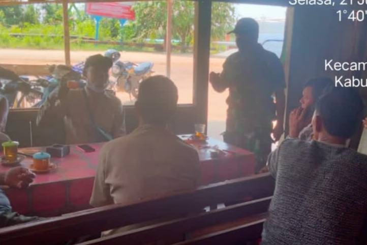 Pastikan Aman, Babinsa Koramil 02/TP dan Scurity Kembali Laksanakan Komsos dan Patroli SKK Migas 