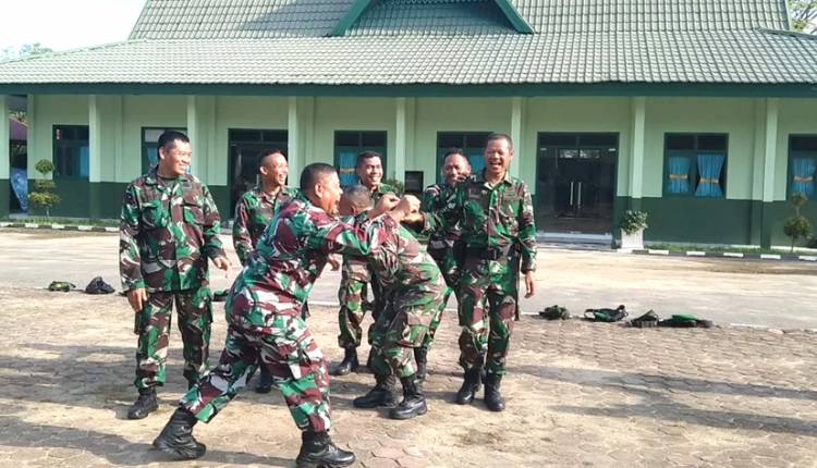 Pererat Kekompakan, Jajaran Kodim 0314/lnhil Melakukan Permainan Jebakan Usai Upacara Bendera