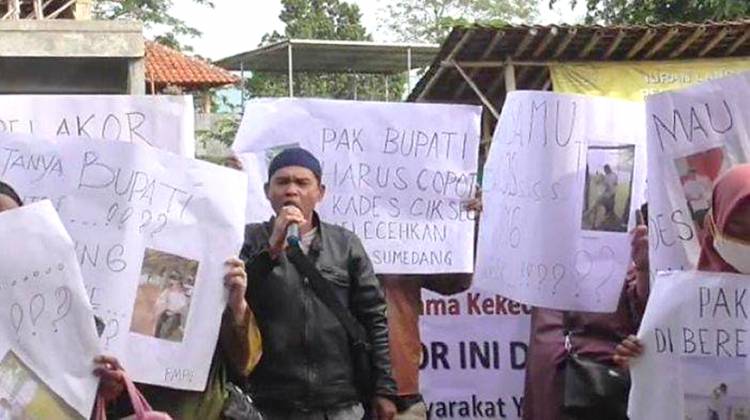 Pak Kades dan Bu Kades Diduga Selingkuh, Warga yang Marah Segel Kantor Desa