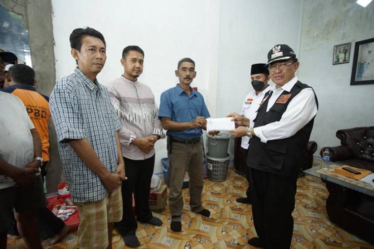Bupati Inhil HM. Wardan Tinjau Lokasi Longsor dan Salurkan Bantuan bagi Warga Sungai Buluh