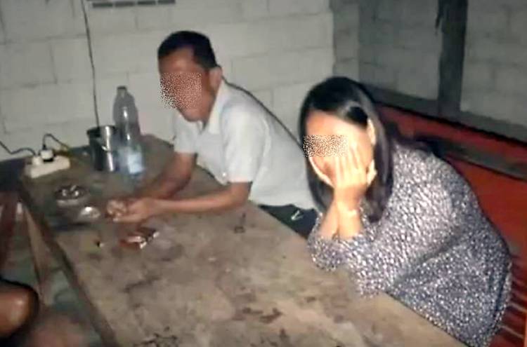 Oknum Kades Mengendap-endap ke Rumah Istri Tetangga di Malam Hari Digerebek Warga