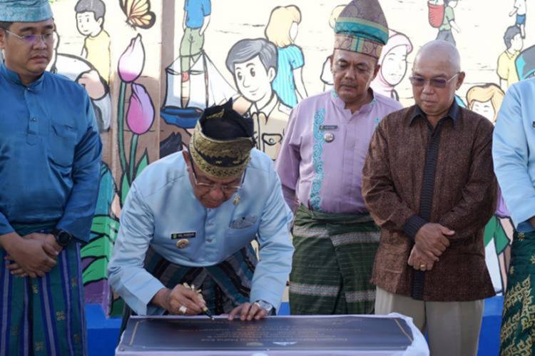 Bupati Inhil HM. Wardan Resmikan Mural Tembok Budaya PT. Pulau Sambu Kuala Enok