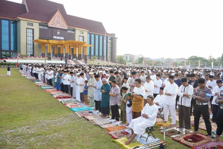 Jamaah Hadiri Sholat Idul Adha 1444 Hijriah 2023 di Halaman Mapolda Riau