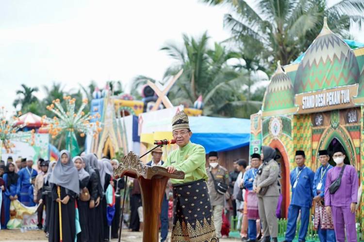 Buka Stand Bazar MTQ Ke-18 Kec.Kempas, Bupati Inhil HM WARDAN Harapkan Geliat UMKM Terus Meningkat