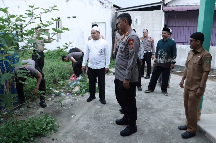 Polres Inhil Gotong Royong di Rumah Ibadah dan Beri Bansos kepada Masyarakat Kurang Mampu
