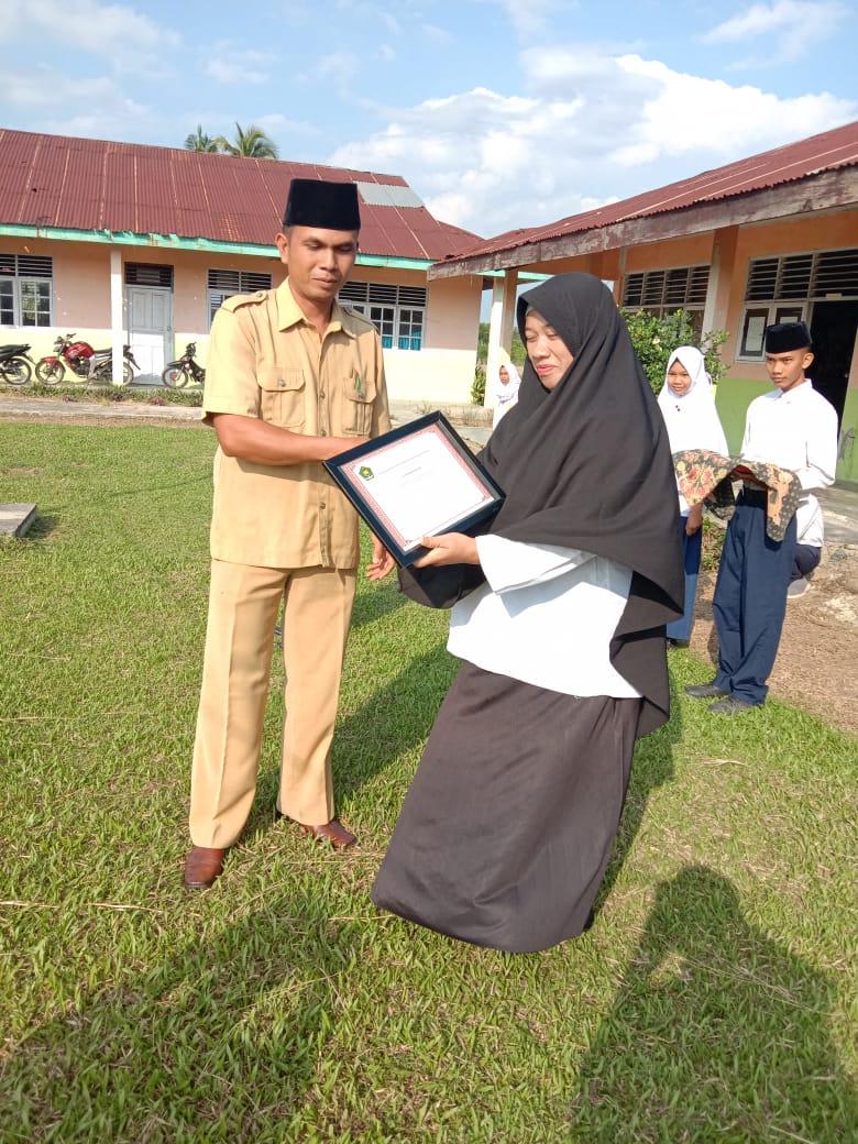 Lepas Guru Senior, MTS Nurul Mukhsinin Terkul Gelar Perpisahan