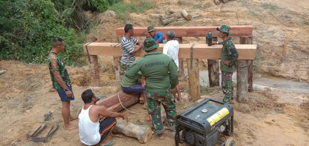 PRAJURIT KODIM 0313/KPR TERUS KEJAR PERCEPATAN JEMBATAN PENGHUBUNG