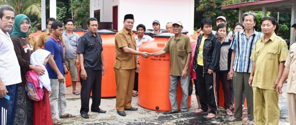 Kades Pancur jaya Serahkan Bantuan PAH DD 2019 Kepada Masyarakat 