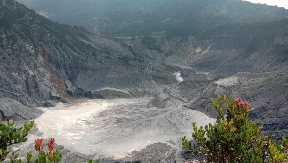 Gunung Tangkuban Parahu Erupsi, Ini Kisah Legendanya yang Difilmkan