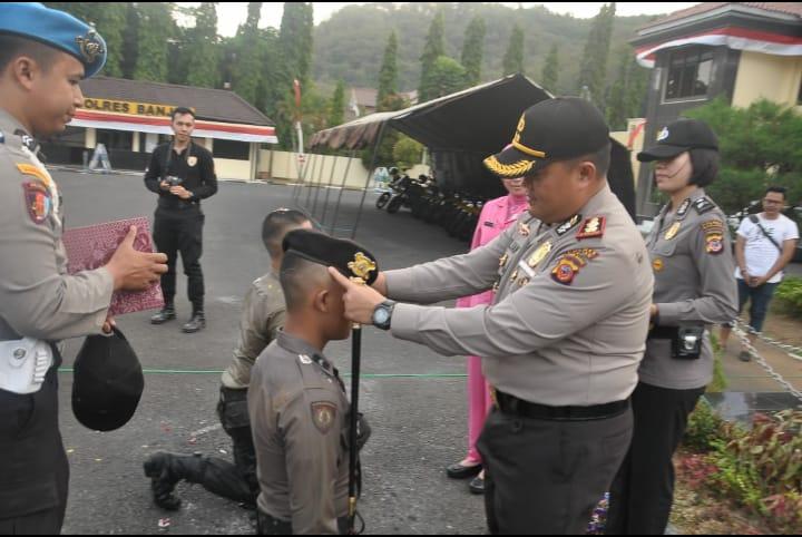 Duabelas anggota Bintara remaja Brigadir Polri mengikuti tradisi turun temurun pembaretan