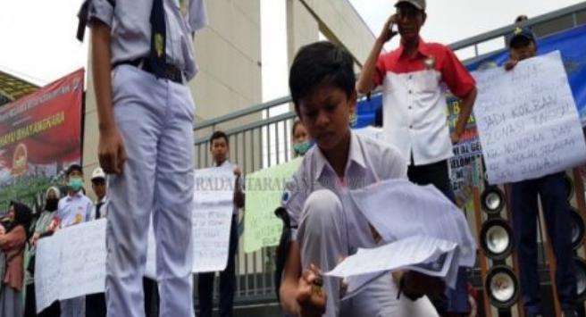 Bakar Ijazah, Pelajar Demo Menolak Sistem Zonasi