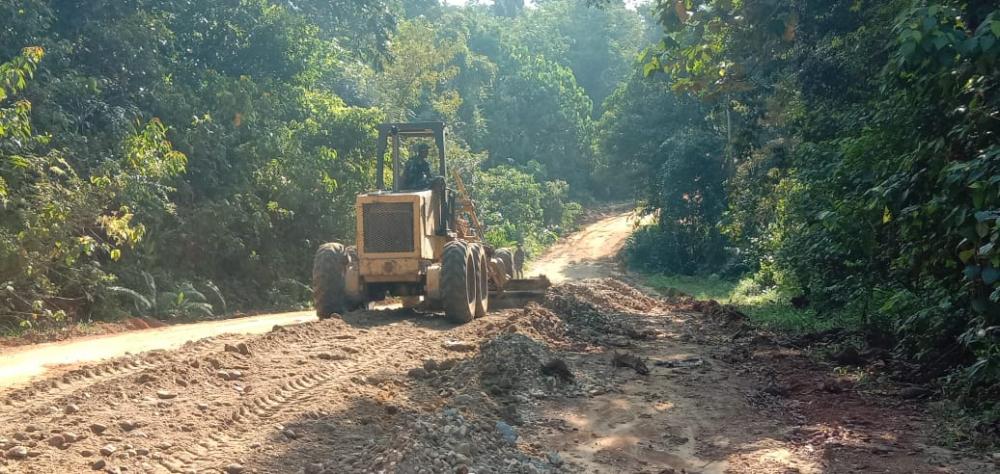 Satgas TMMD Ke 105 KODIM 0313/KPR Gunakan Alat Berat Untuk Perbaiki Jalan 