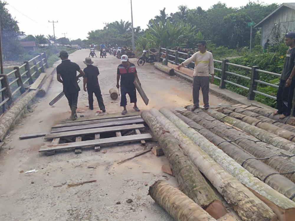 Kondisi Rusak dan Bahaya, LPMK Terkul Ajak Warga Gotong-royong Perbaiki Jembatan  Parit Beko