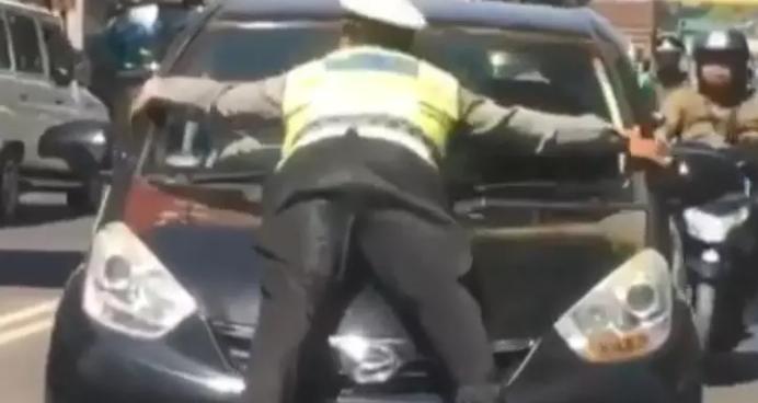 Viral Petugas Terbawa Mobil Saat Tilang, Polisi Beberkan Kronologisnya